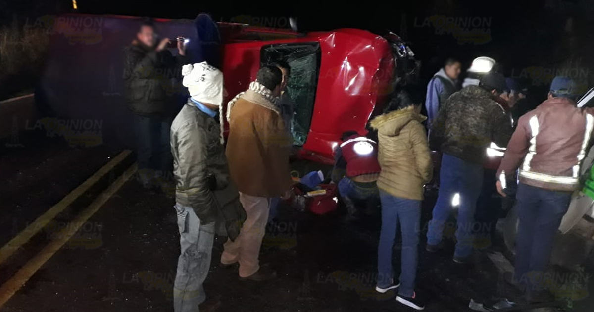 Vuelca camioneta sobre la carretera Pachuca-Tuxpan