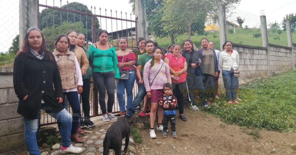 Exigen cambió de directora de primaria en Pacífico