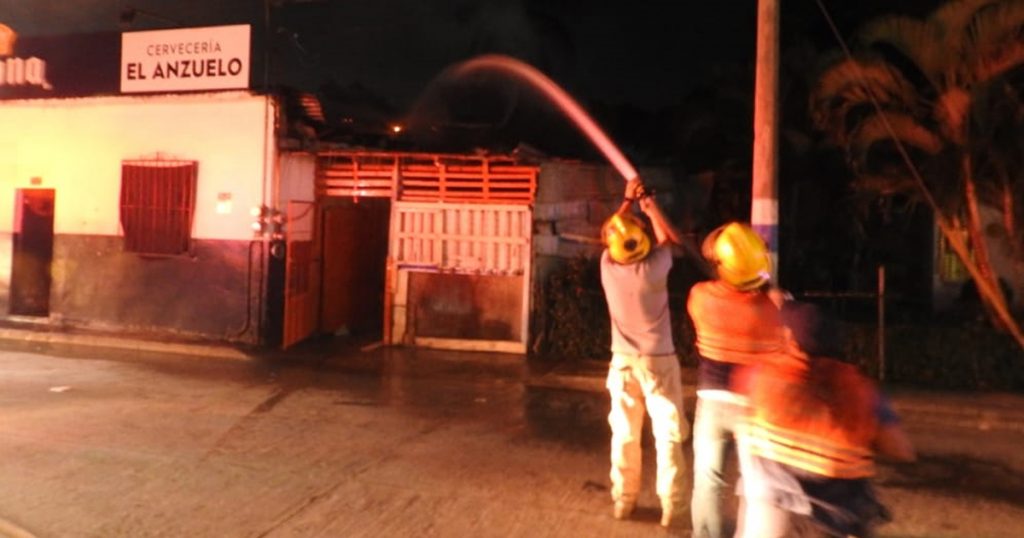 Arde en llamas “bar el anzuelo” en Álamo