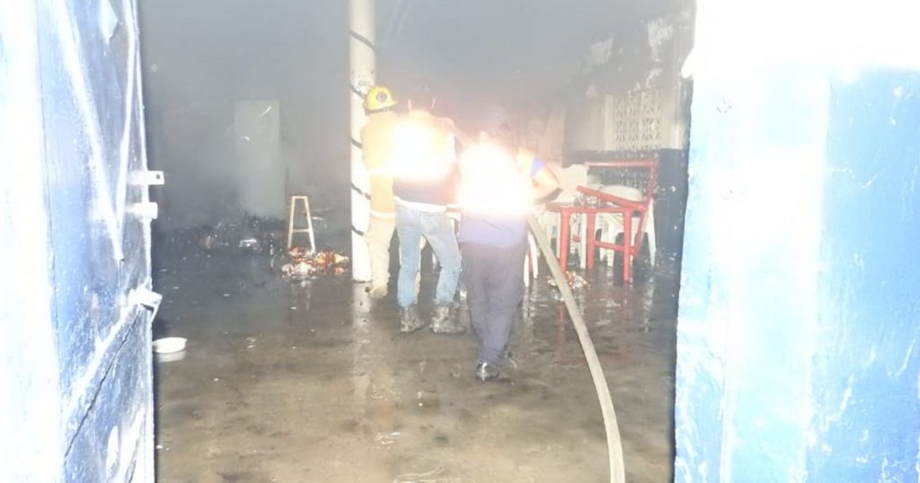 Arde en llamas “bar el anzuelo” en Álamo