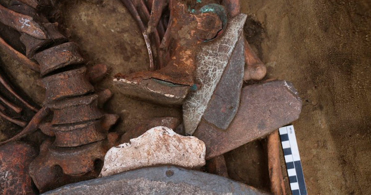 Encuentran en Siberia un 'hombre pájaro' y gafas de bronce de 5.000 años de antigüedad