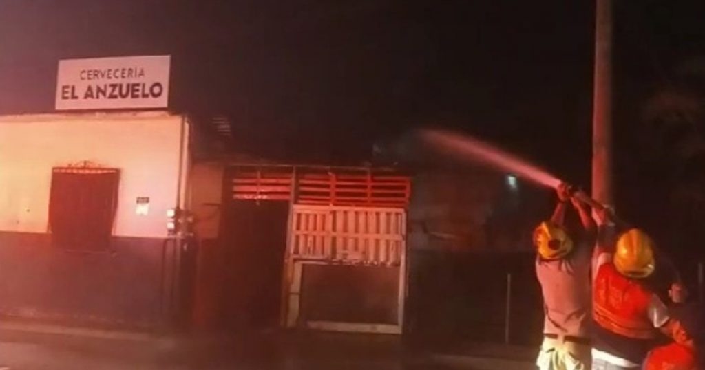 Arde en llamas “bar el anzuelo” en Álamo