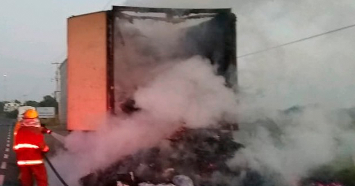 Se incendia tráiler cargado de carbón en el municipio de San Rafael