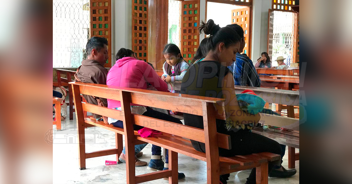 Feligreses visitan a la virgen en su día