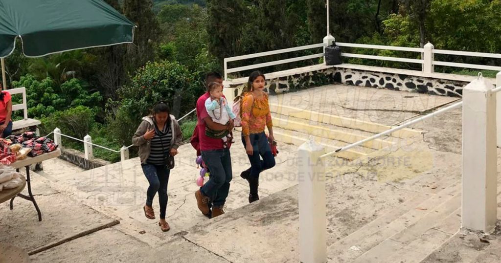 Feligreses visitan a la virgen en su día