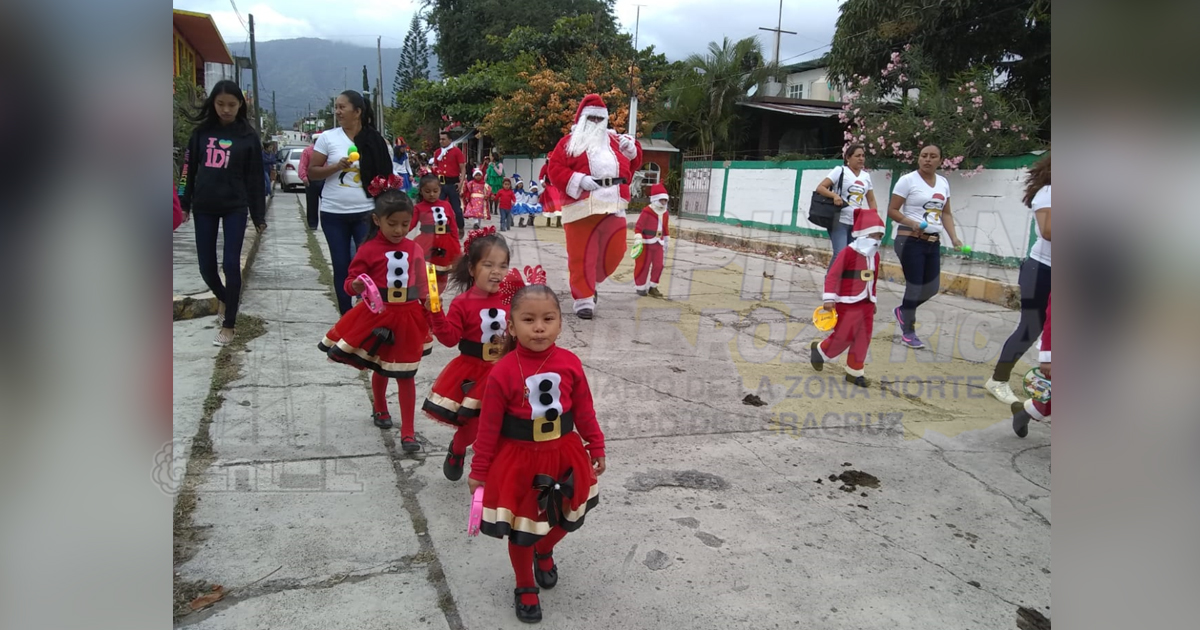 Entregan dulces y regalos a niños en Cerro Azul