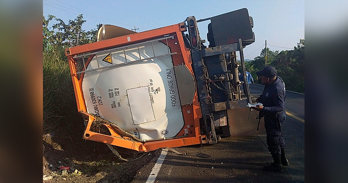 Se desprende remolque y vuelta en la carretera Naranjos-Tamiahua