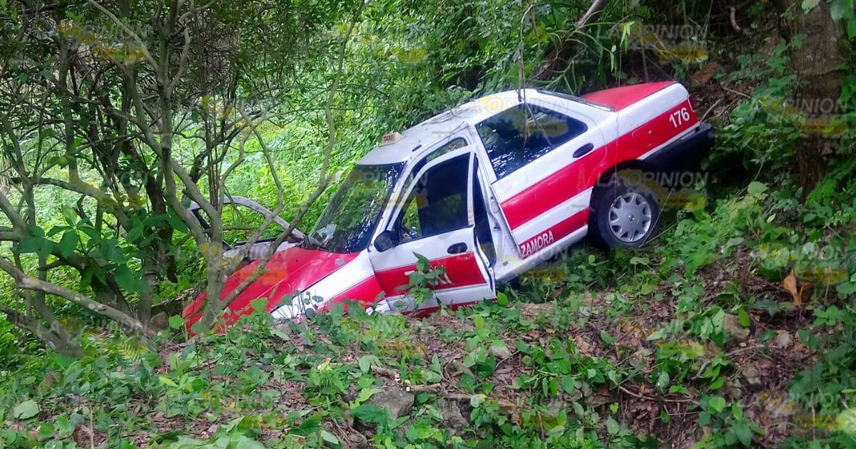 Taxista termina en un barranco, sobre la carretera federal 180