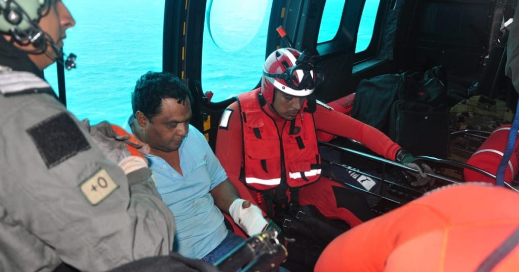 Rescata la Marina a herido en alta mar