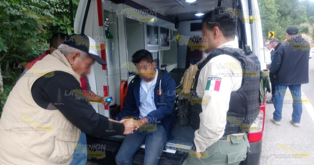 Taxista termina en un barranco, sobre la carretera federal 180