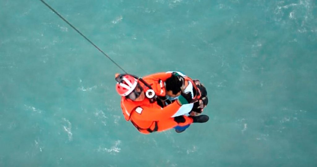 Rescata la Marina a herido en alta mar