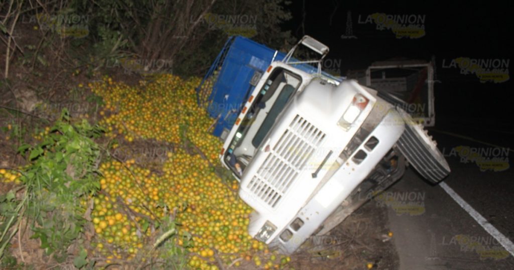 Vuelca camión cargado de naranjas