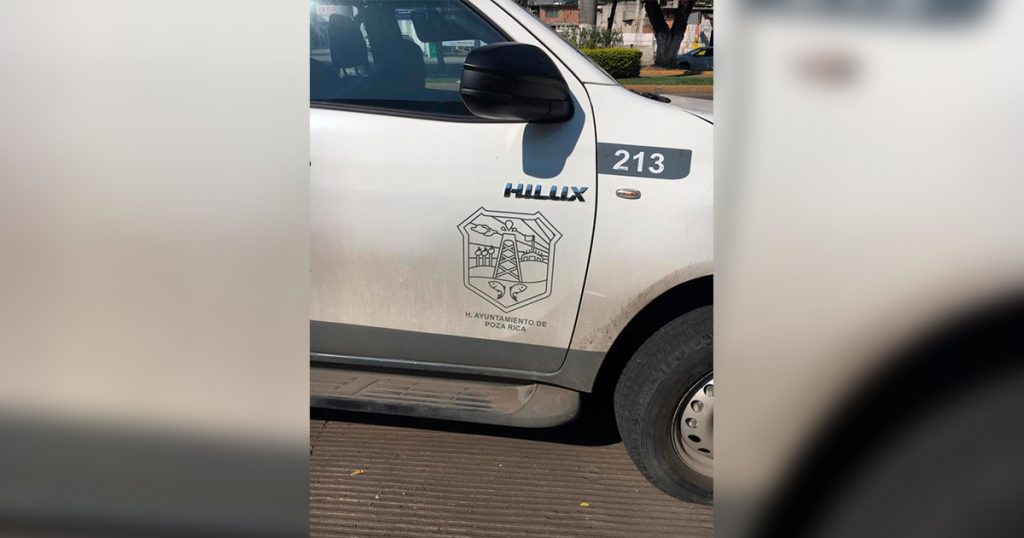 Marido de regidora Brenda Carrión, prepotente en camioneta del Gobierno de Poza Rica