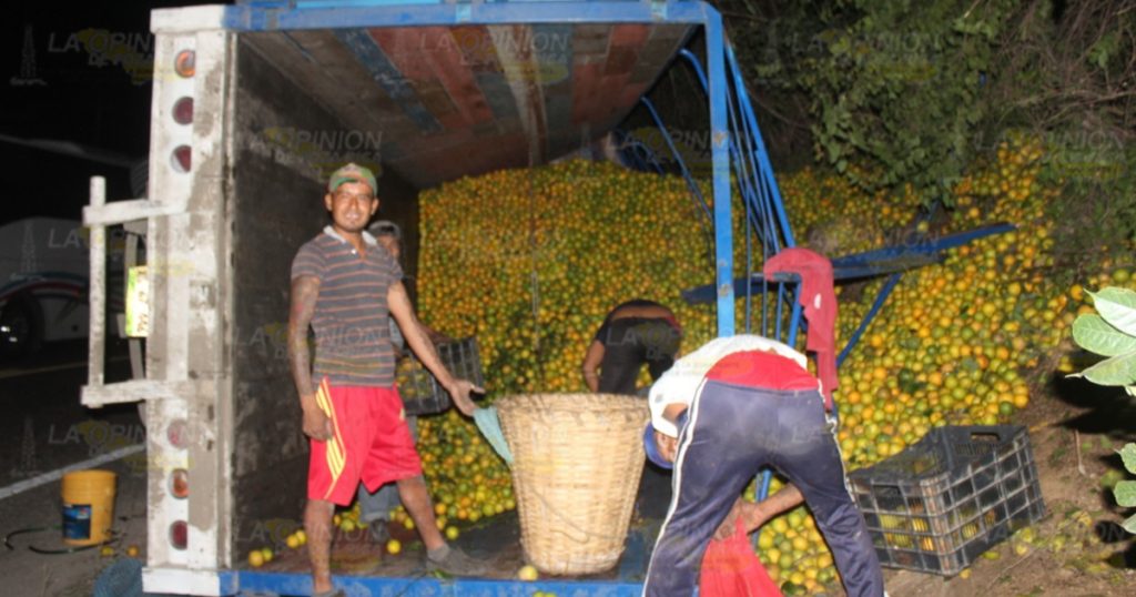 Vuelca camión cargado de naranjas