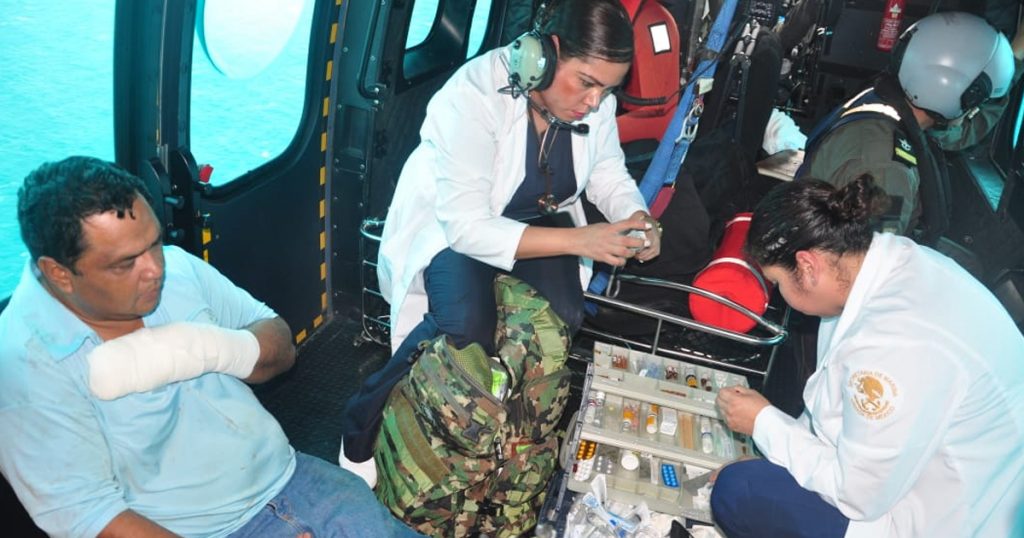 Rescata la Marina a herido en alta mar