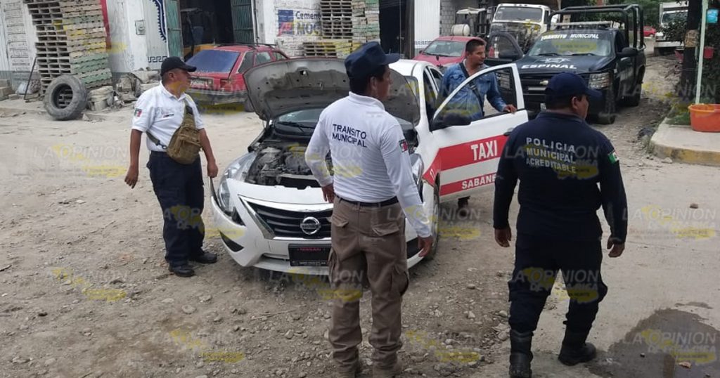 Adolescente estampa su motocicleta contra taxi