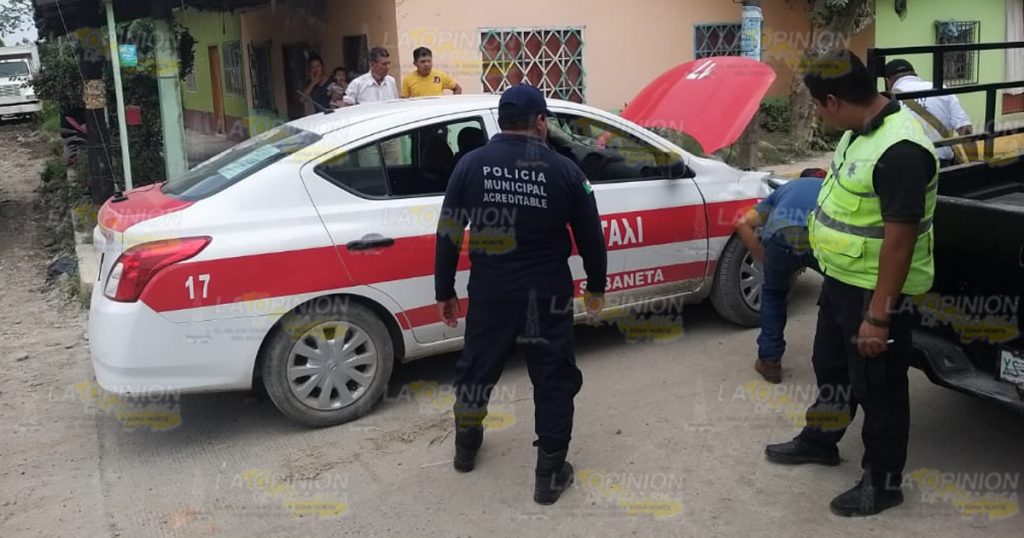 Adolescente estampa su motocicleta contra taxi