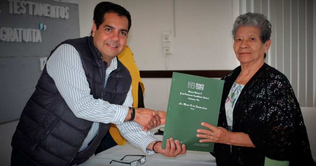 Autoridades entregan testamentos a varias familias de Naranjos