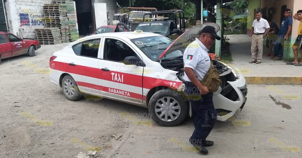 Adolescente estampa su motocicleta contra taxi