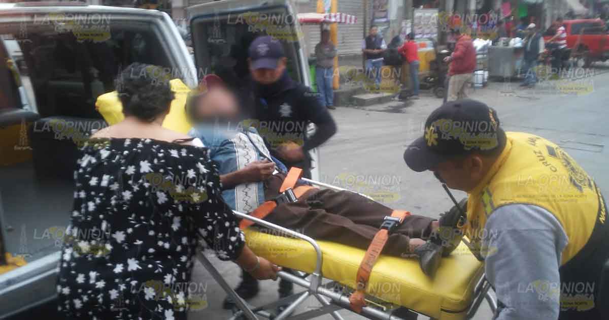 Atropellan a un abuelito en frente del mercado