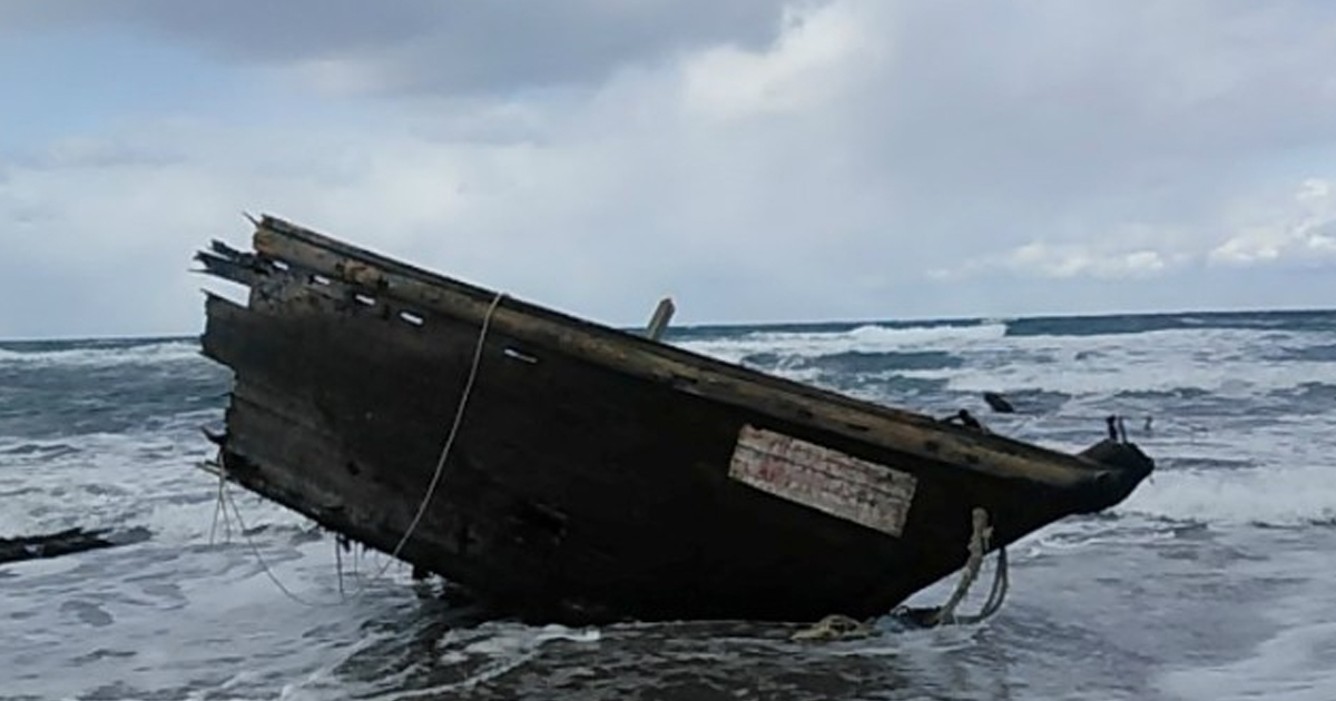 Barco fantasma con cabezas y esqueletos humanos llega a Sado, Japón