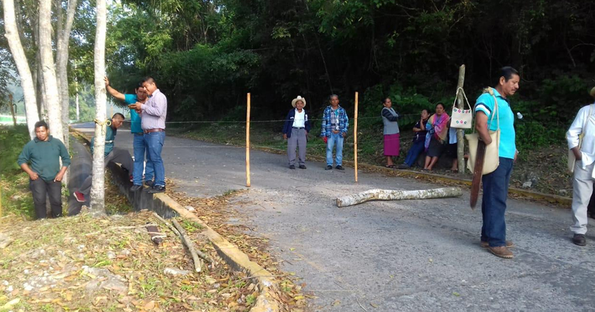 Bloquean caminos en Rodolfo Curti