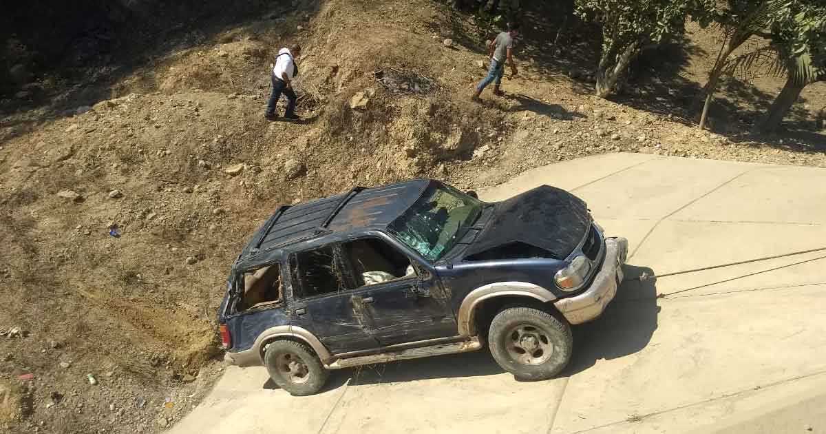 Vuelcan una Explorer y la dejan abandonada