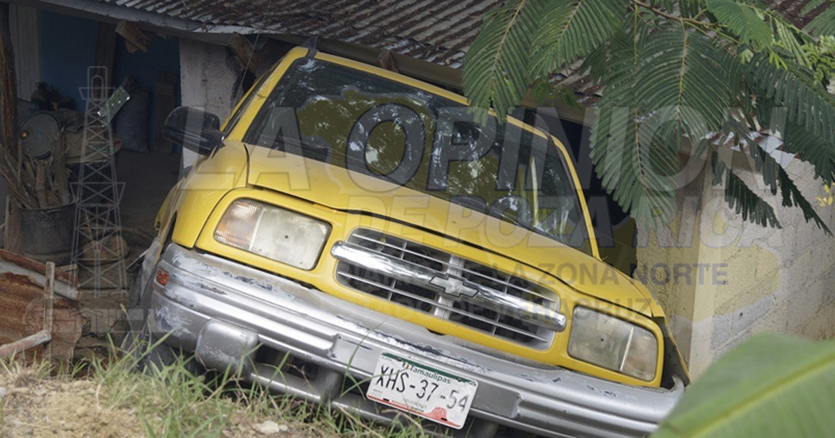 Camioneta ocasiona daños a una vivienda