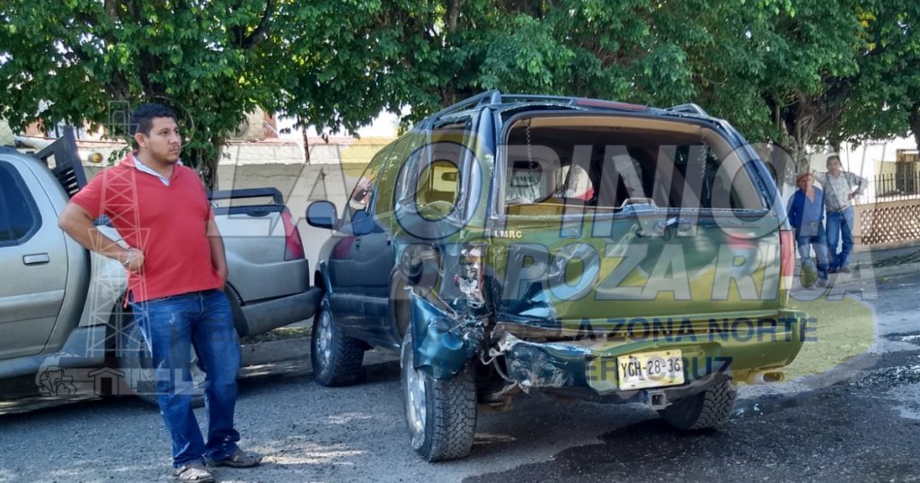 Camioneta se queda sin freno y choca en la colonia La Brisa