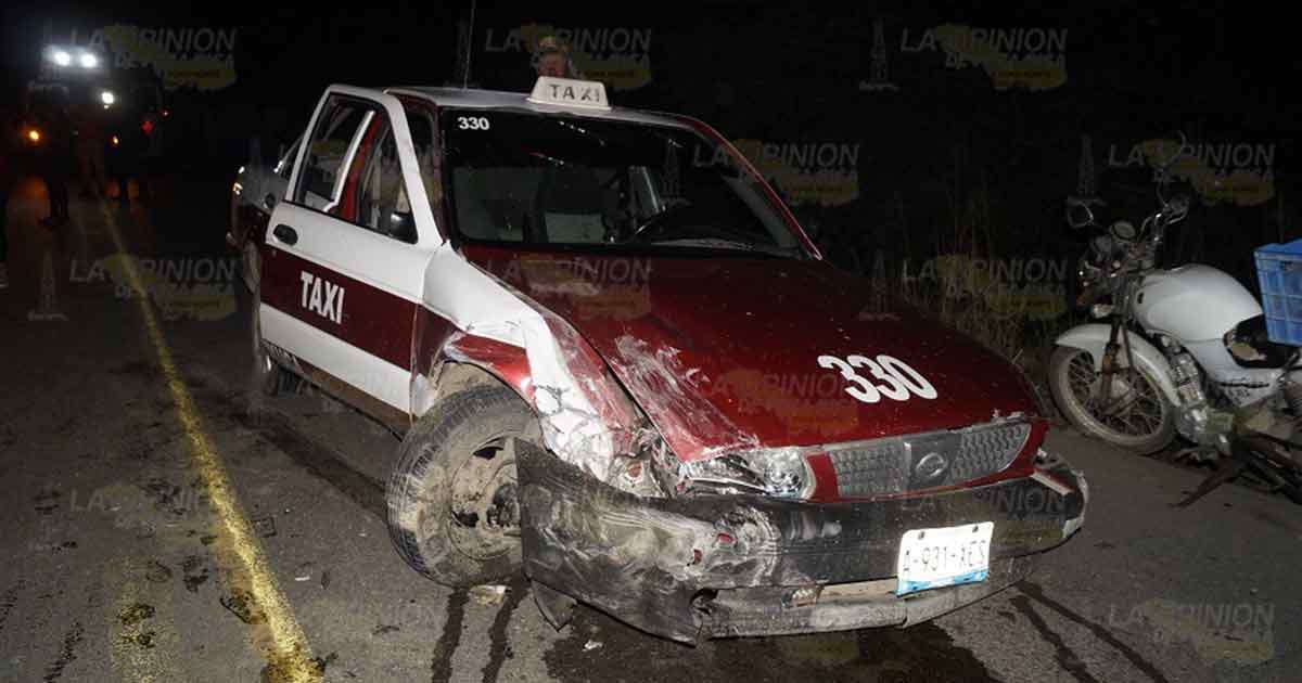 Taxista embiste a motociclistas sobre la carretera federal 127 Alazán-Canoas