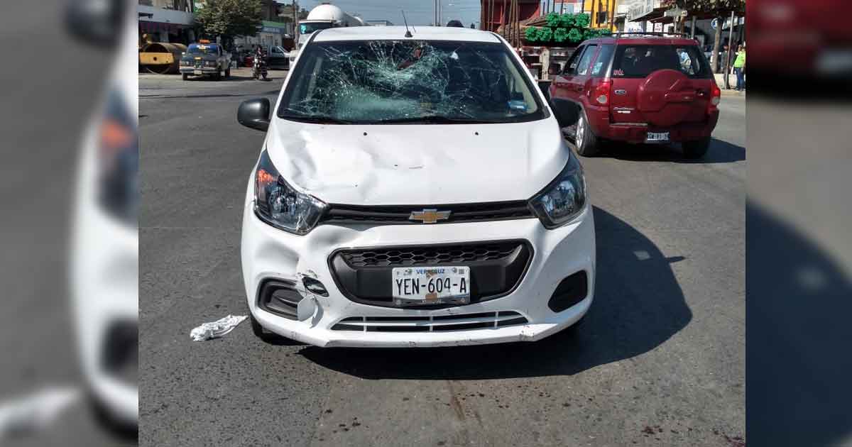 ¡Automóvil envía a ciclista al hospital!