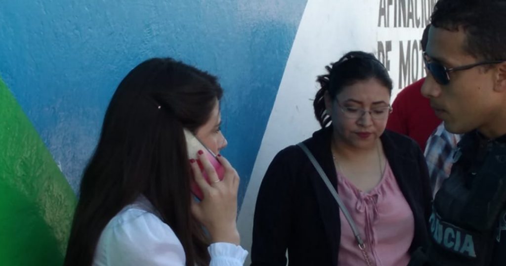 Conocida profesora cae del 1er piso de su casa sobre su automóvil