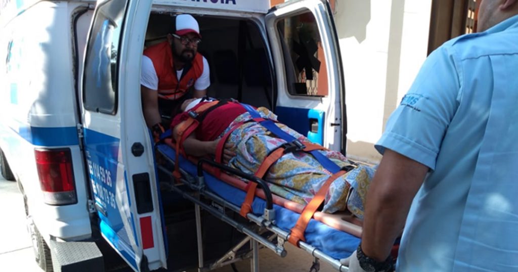 Conocida profesora cae del 1er piso de su casa sobre su automóvil