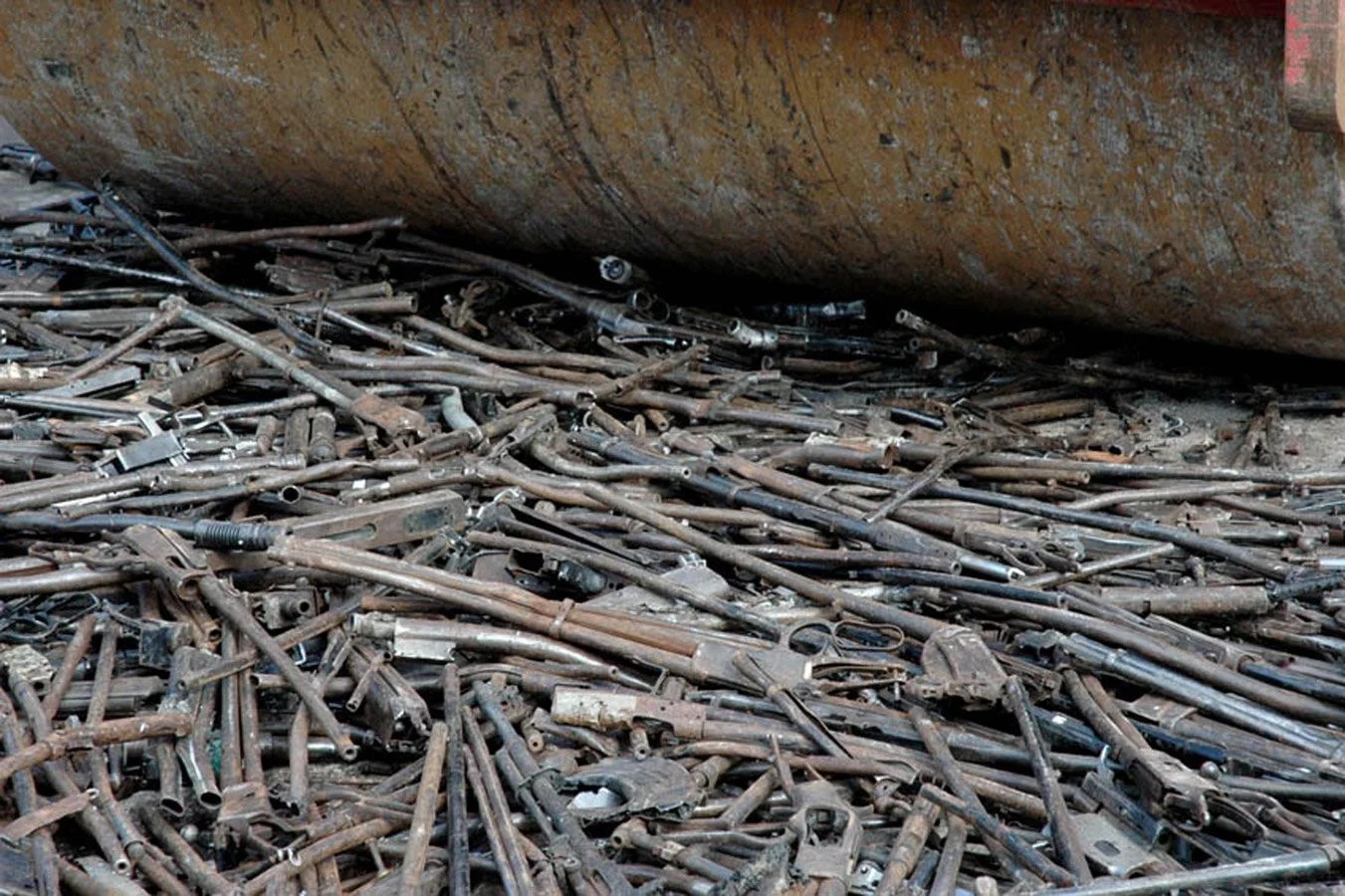 El artista mexicano Pedro Reyes convierte 1.527 armas en palas para plantar árboles