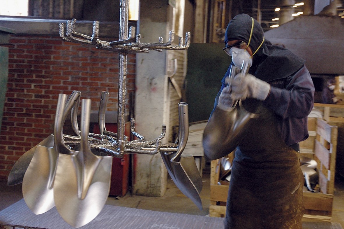 El artista mexicano Pedro Reyes convierte 1.527 armas en palas para plantar árboles