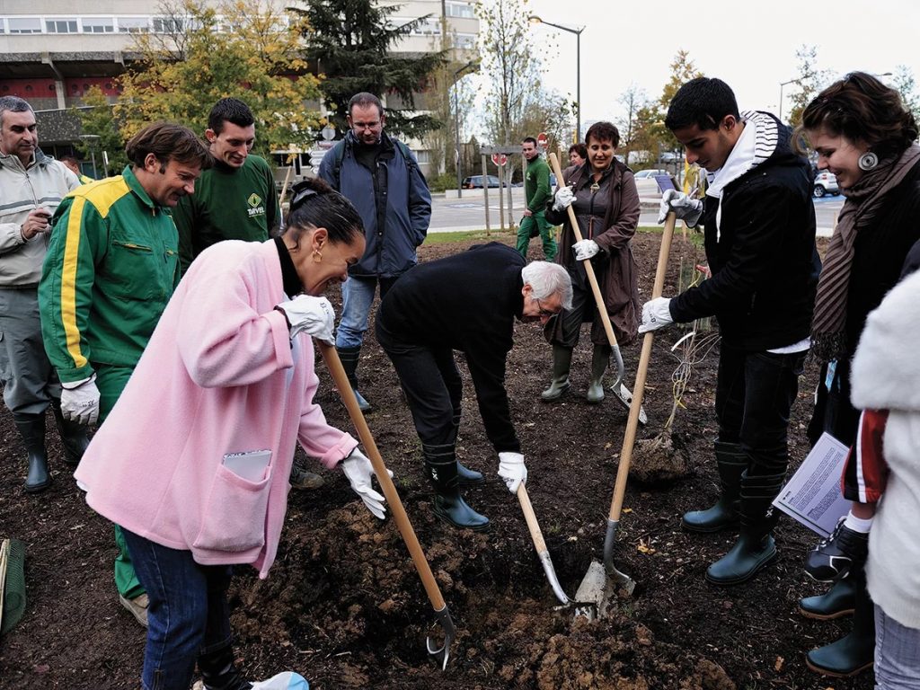 El artista mexicano Pedro Reyes convierte 1.527 armas en palas para plantar árboles