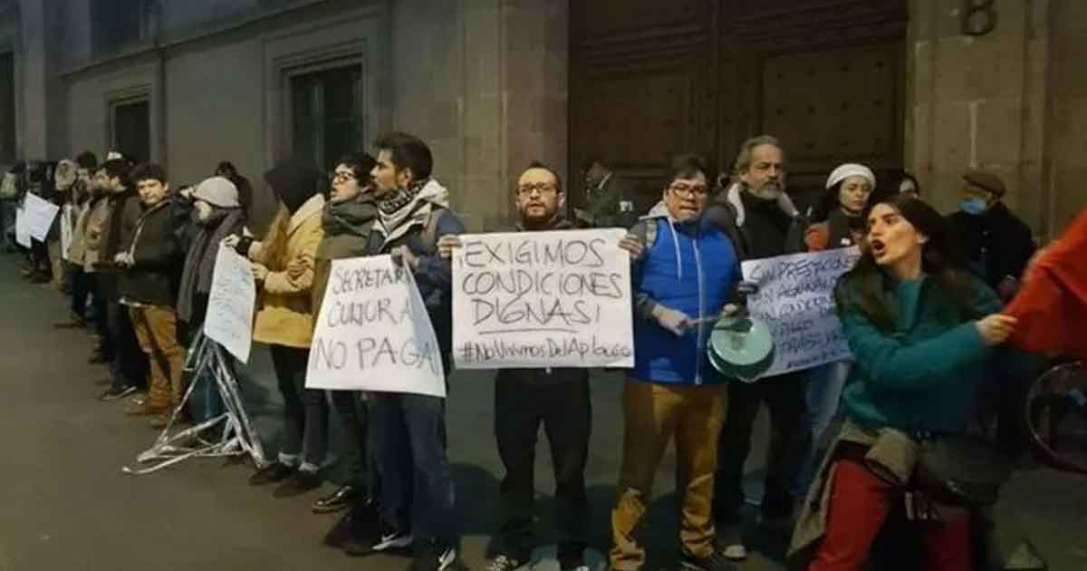 Comunidad artística se manifiesta fuera de Palacio Nacional