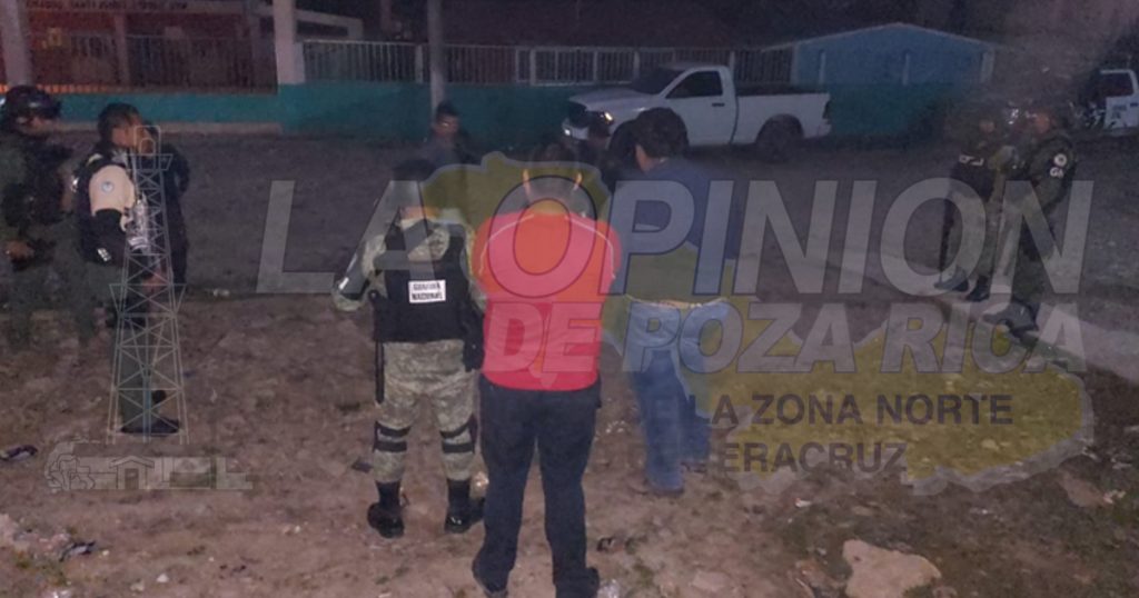 Desarman y golpean a policías en baile popular