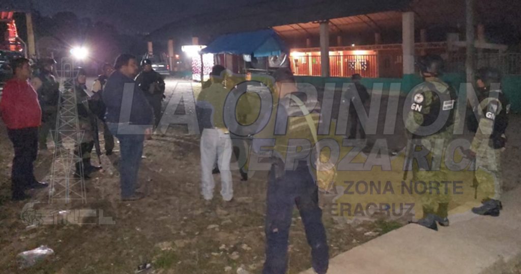 Desarman y golpean a policías en baile popular