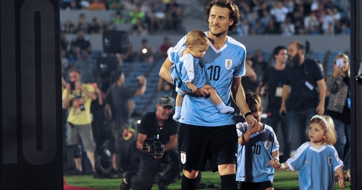 Diego Forlán termina su carrera como futbolista profesional con un espectacular homenaje
