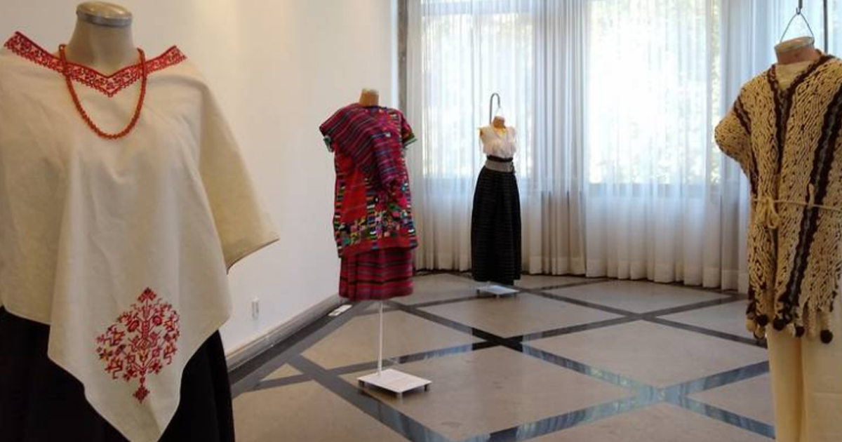 En Los Pinos, indumentaria veracruzana acaparó atención de visitantes