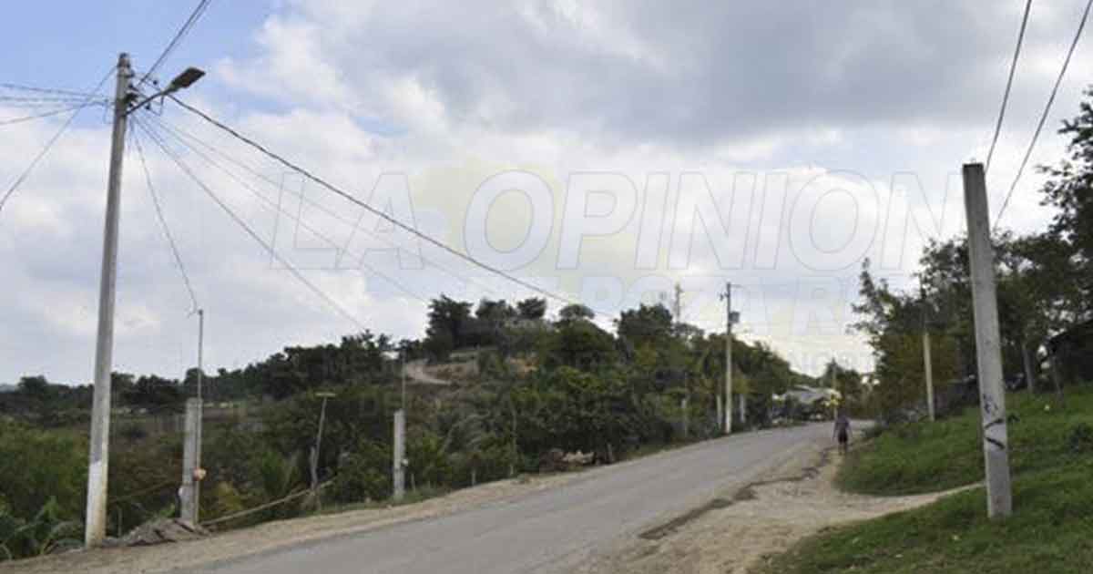 Amplían servicio de energía eléctrica en km 12 sobre la avenida principal