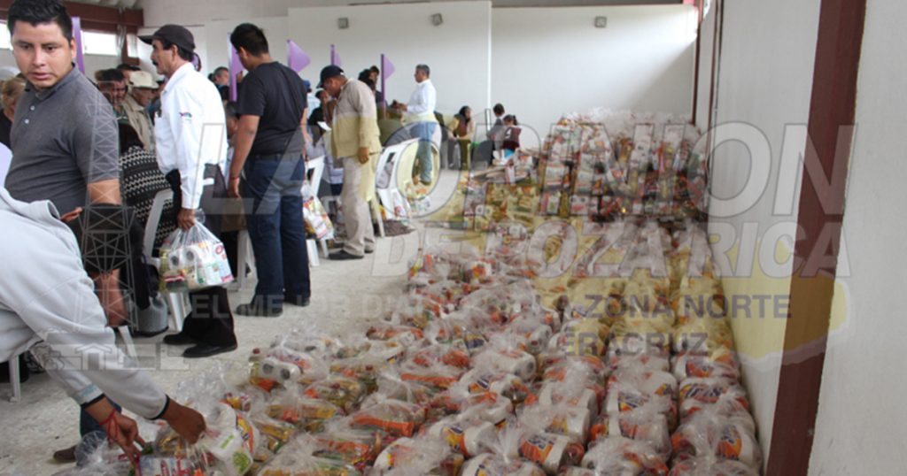 Entrega alcalde de Pueblo Viejo cinco mil despensas