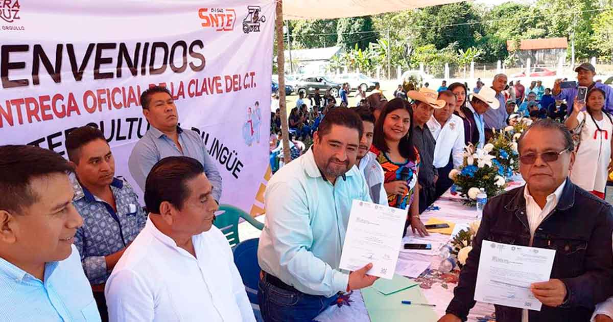 Entrega SEV claves a centros escolares de Sochiapan