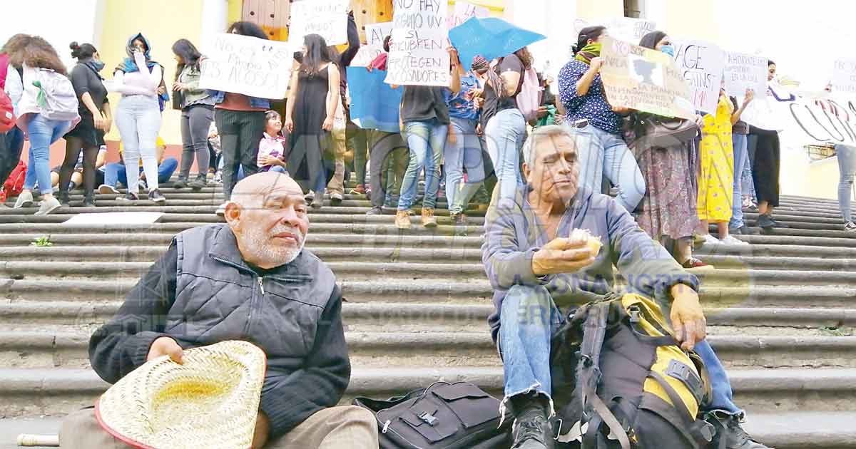 Los corren por acosar a alumnas