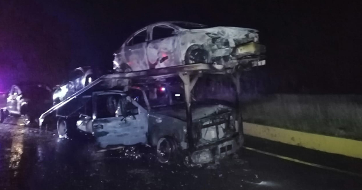 Grúa y dos automóviles terminan calcinados en autopista Cardel - Xalapa