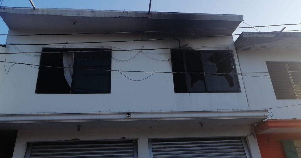 Incendio arrasa con vivienda en Álamo