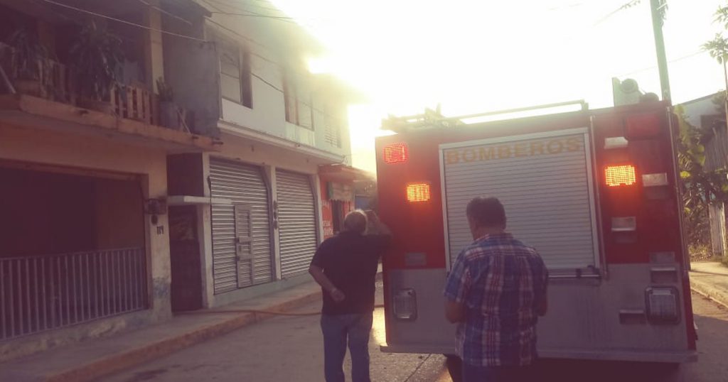 Incendio arrasa con vivienda en Álamo