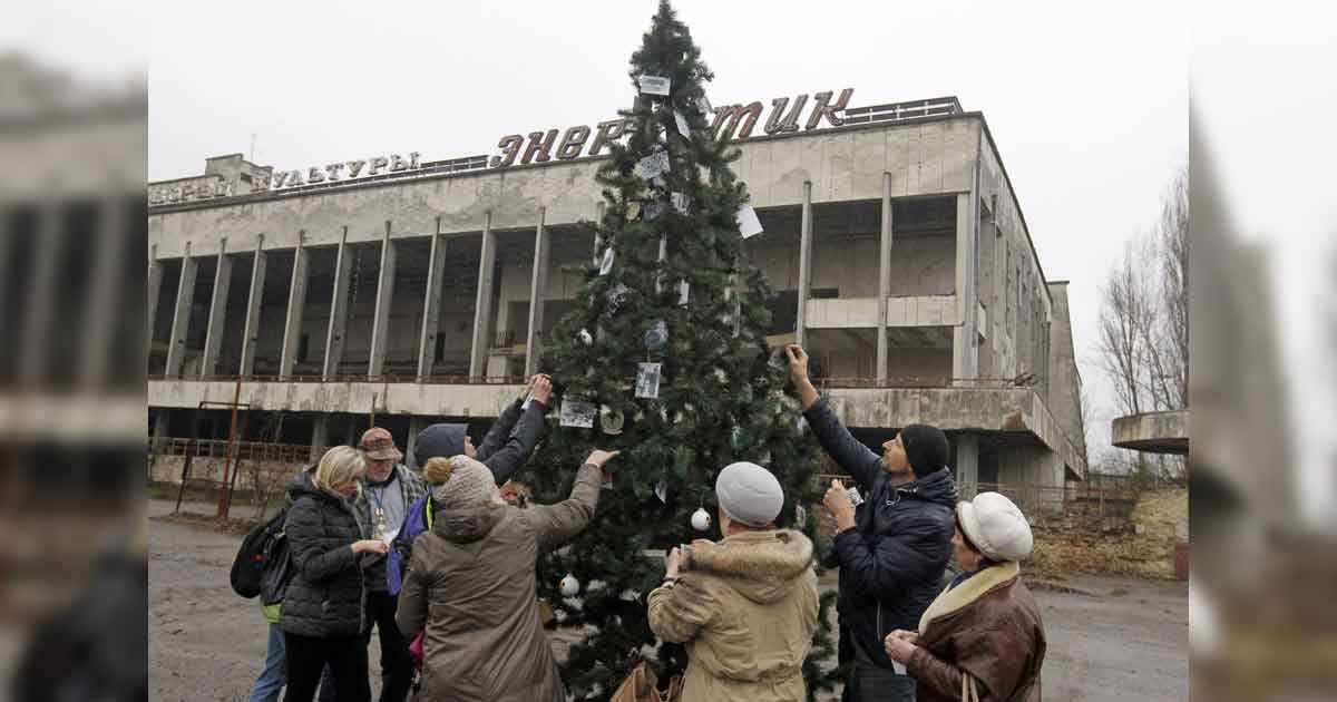 Los vecinos plantan en Prípiat el primer árbol de Navidad desde el accidente de Chernóbil