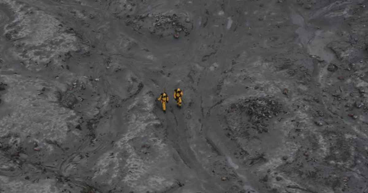 Los equipos de rescate recuperan los cuerpos de seis víctimas de la erupción del volcán en Nueva Zelanda